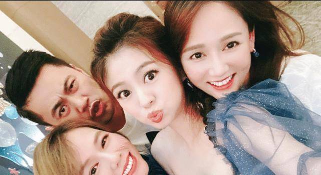 安以轩和小s同框拍照,离开十级美颜后,她真的有40岁吗_皮肤_女神_状态