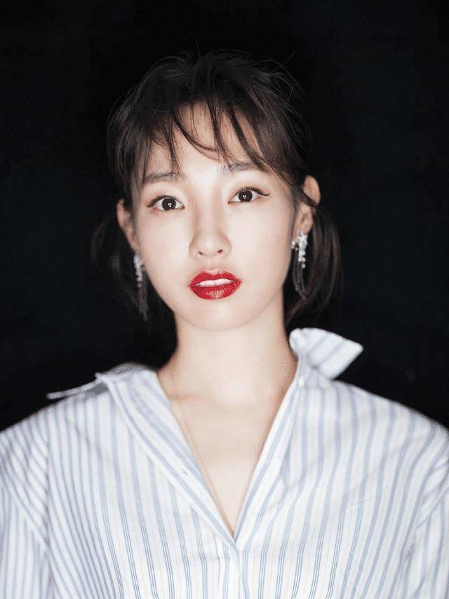 白百何气质开挂了,条纹衬衫配阔腿裤穿出大牌范,气场太强大