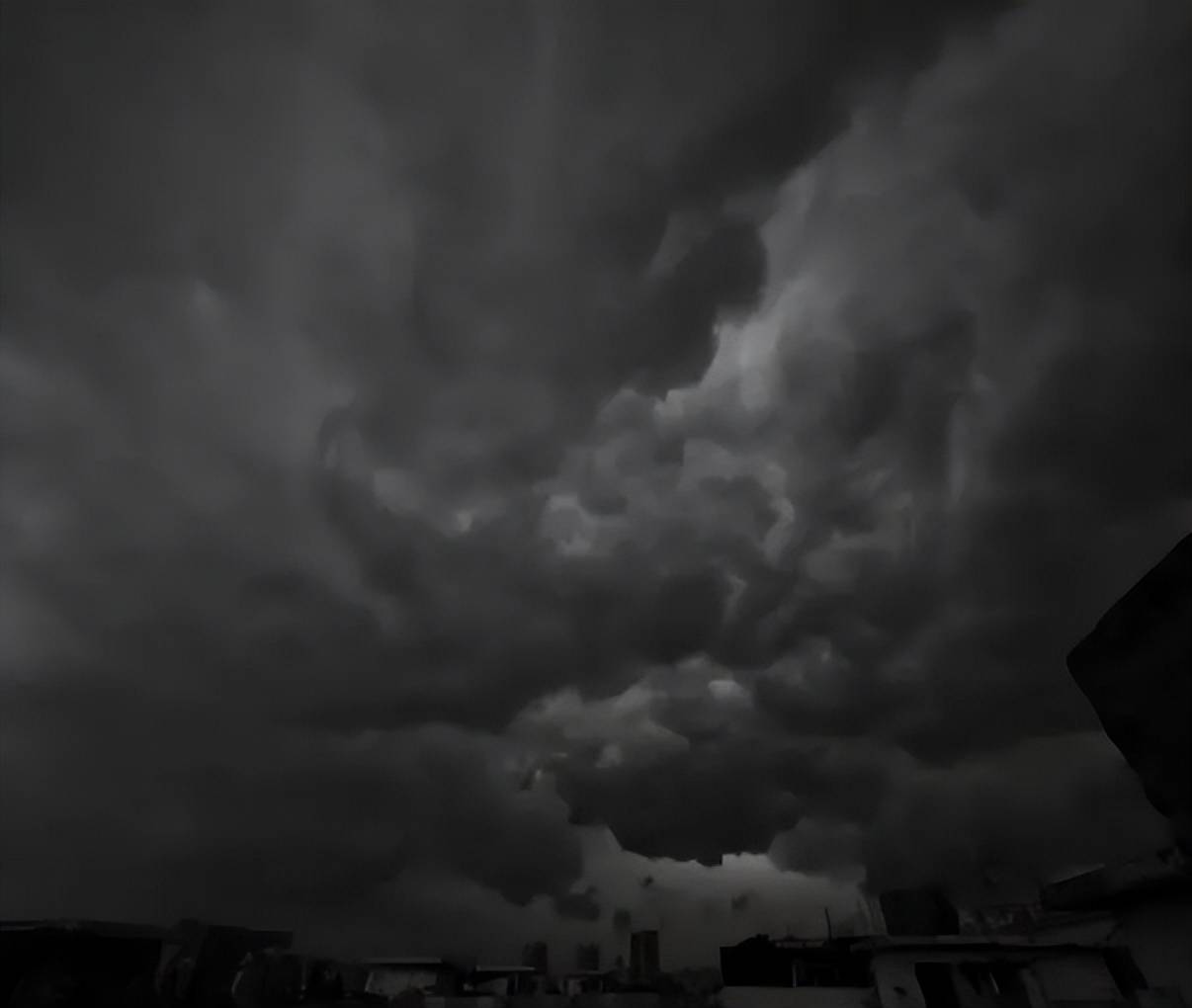 原创            为什么清远暴雨时出现“绿色天空”？和飑线席卷广东有关系吗？