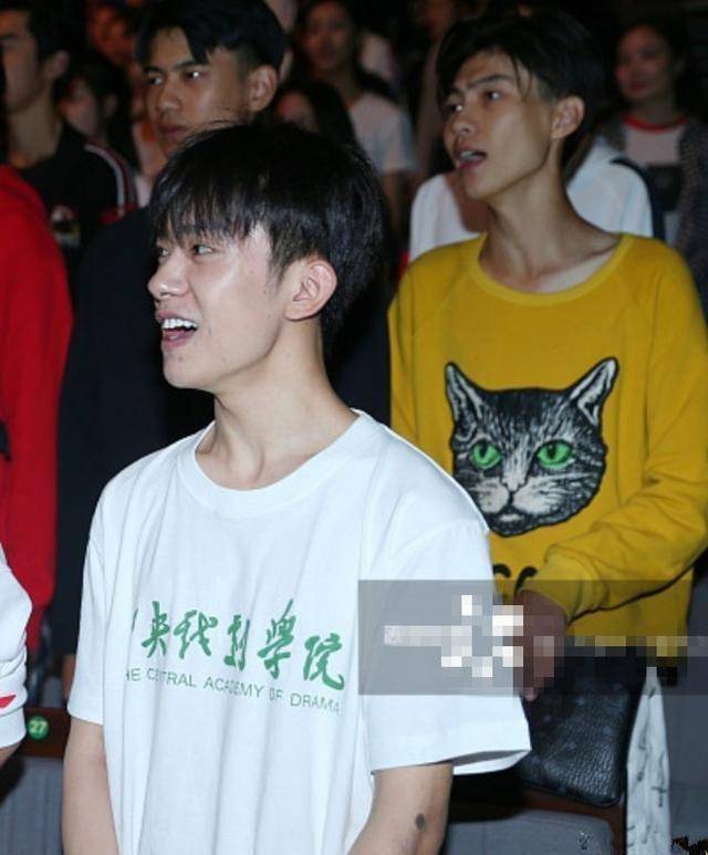 胡先煦搂易烊千玺搞怪合影,千玺戴帽略害羞,发言稿获称赞无数