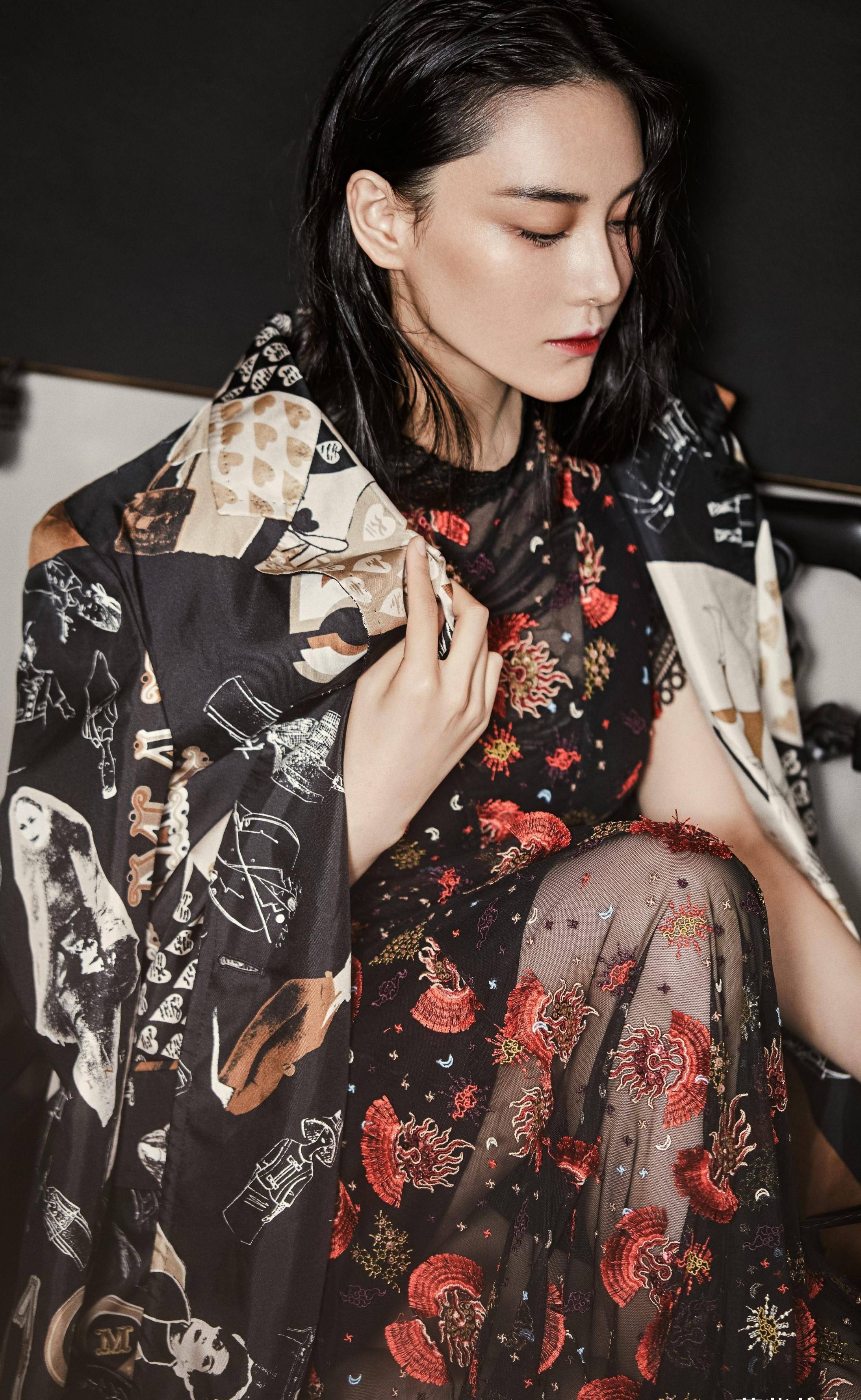 张馨予的穿搭又"火"了,一半衬衫,一半西装,堪称霸道女总裁