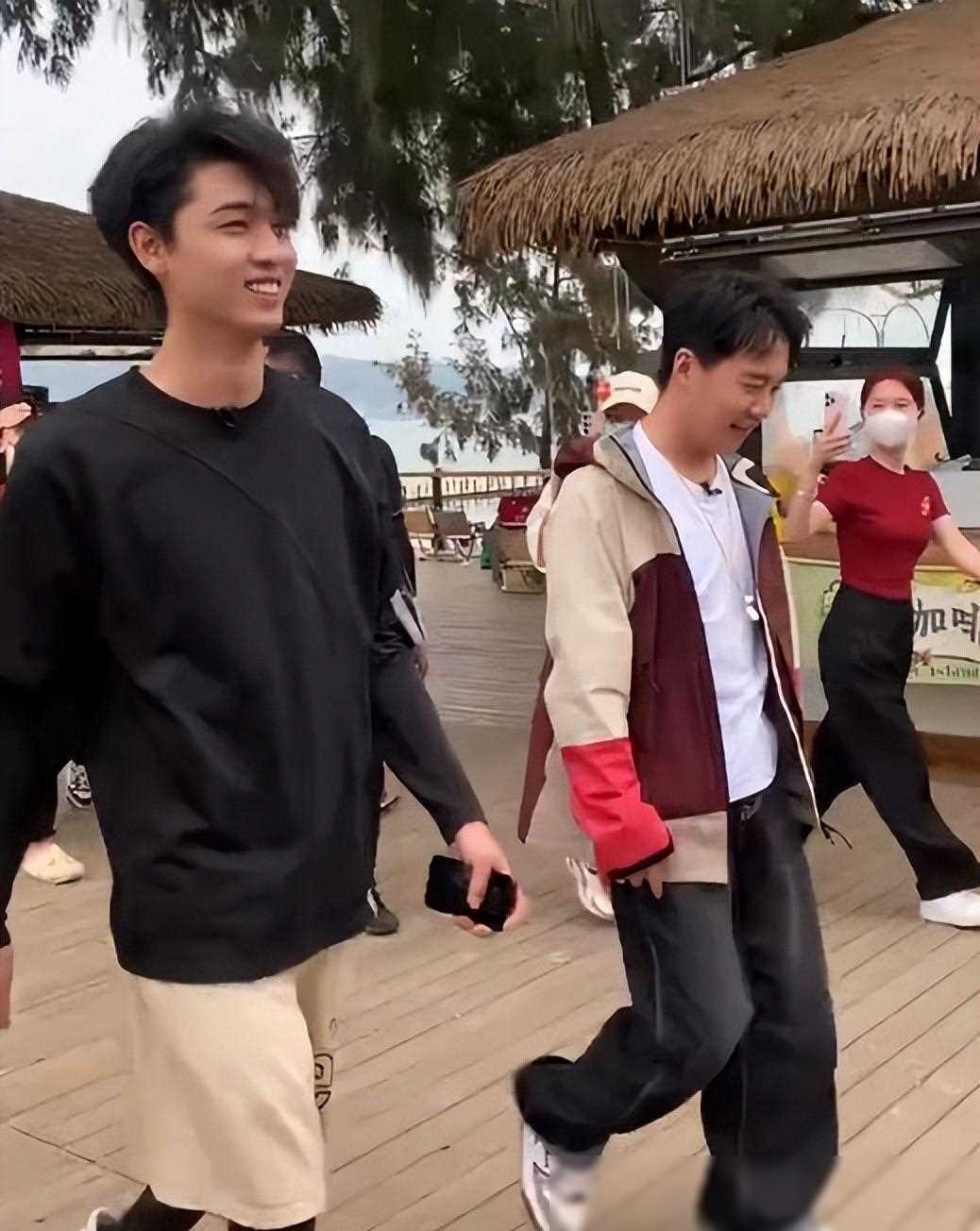 德云社秦霄贤做客,郭麒麟综艺人气火爆,粉丝围堵场面壮观