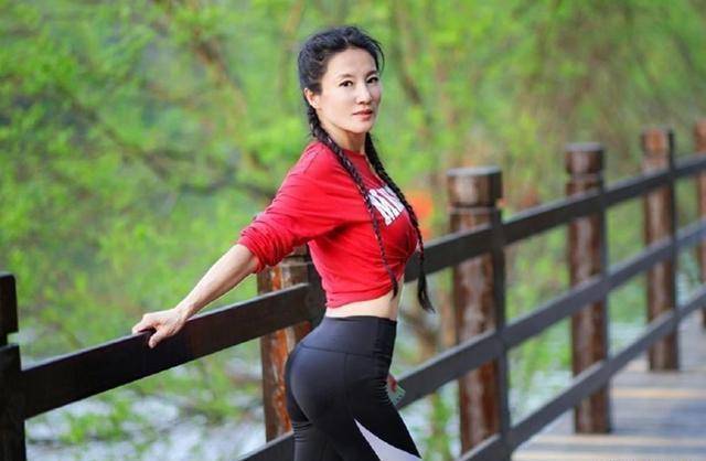 53岁健身女神刘叶琳,坚持锻炼20年,颜值高身材好无人敢叫大妈