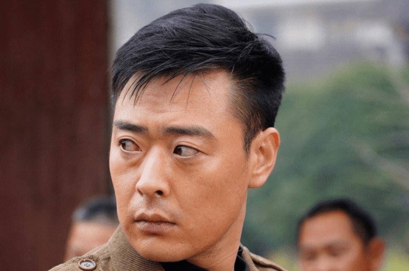 别人还在上学或者玩耍,他4岁就出演了人生首部电视剧《小活佛》.