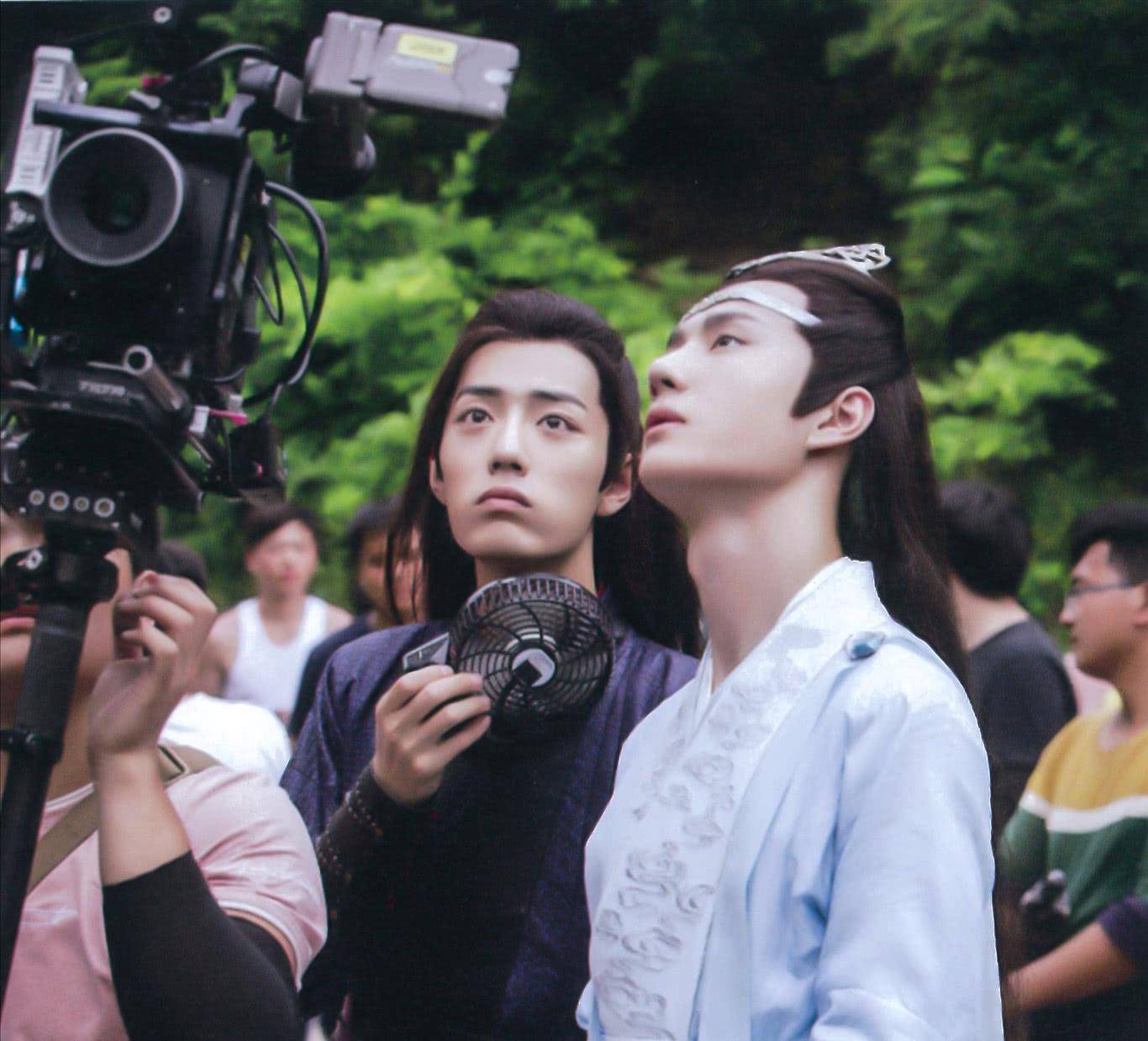 原创怪不得电视剧只拍上半身踩高跷垫箱子看了花絮太尴尬