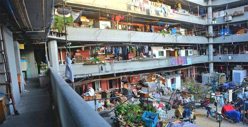 上海"筒子楼",楼房团团围在一起犹如"围城",居民却不愿搬走