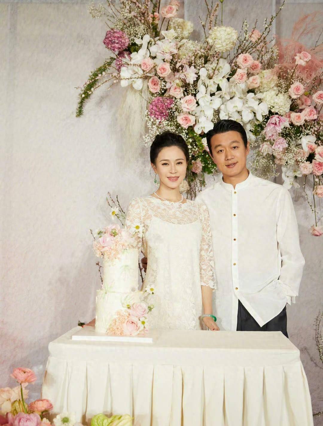 原创佟大为庆祝结婚16周年与关悦喝茶爬山看牡丹两人合影太甜蜜