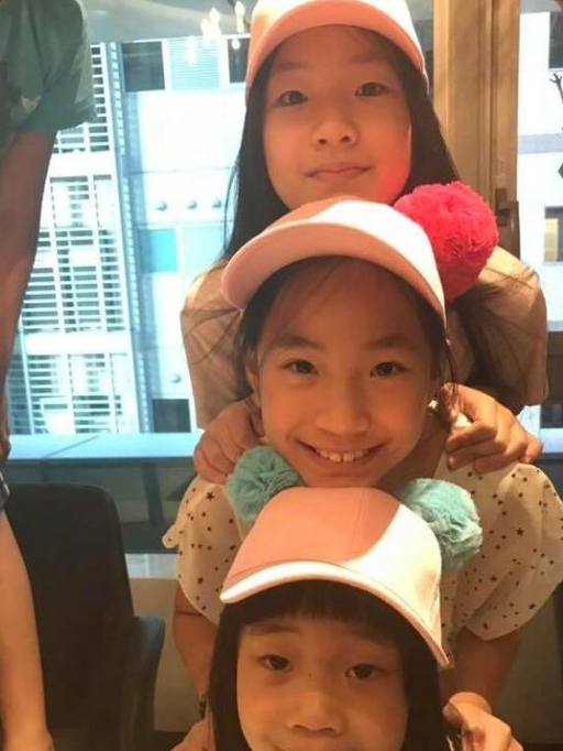 小s晒三个女儿近照,一个比一个漂亮,大女儿身材高挑很有国际范_妈妈_
