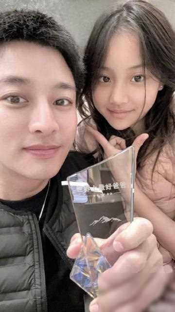 贾乃亮岁生日晒父女合照，甜馨送奖杯引热议-贾乃亮多大啦