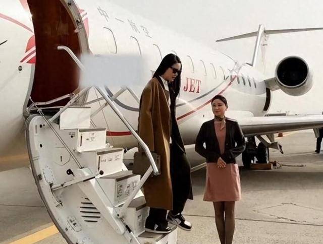 赵本山女儿神秘溯源韩国,私密飞行引猜想_球球_小陈_皮儿