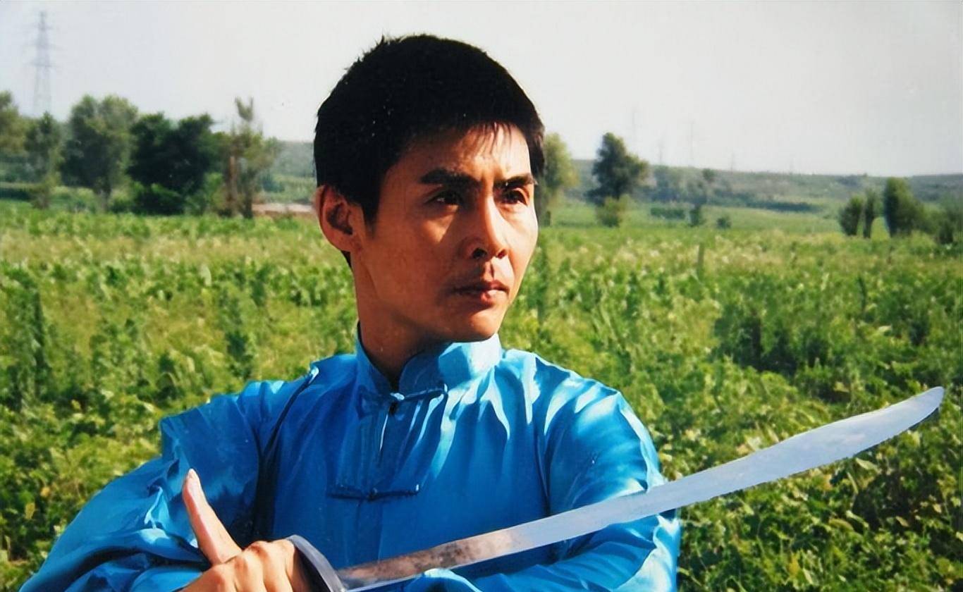 1982年《少林寺》获得空前成功,捧红了李连杰,1983年内地长春电影制片