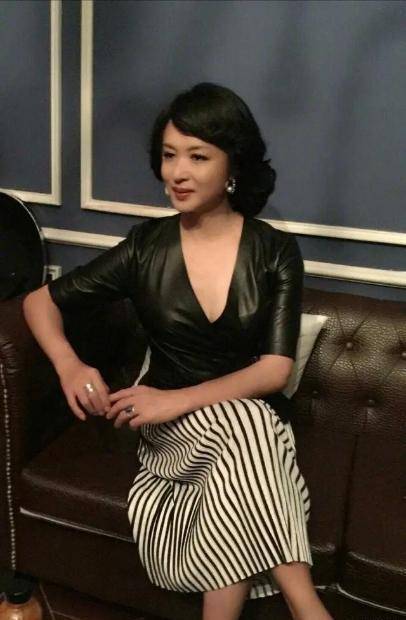 金星在外国真会穿,印花外套配半身裙优雅大气,毛绒帽气质出众