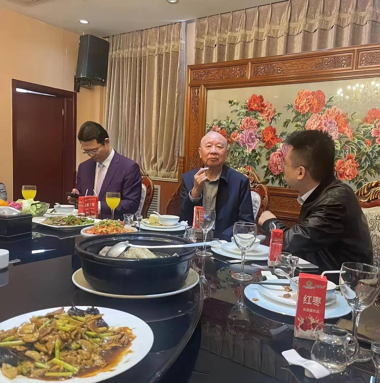 原创笑停不了前首富牟其中罕有现身聚餐喝16元的饮品太朴素多位大咖