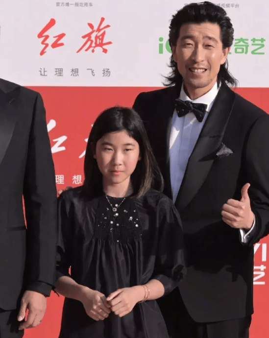 王千源携14岁女儿亮相北影节,父女俩超像,女儿身材高挑大长腿