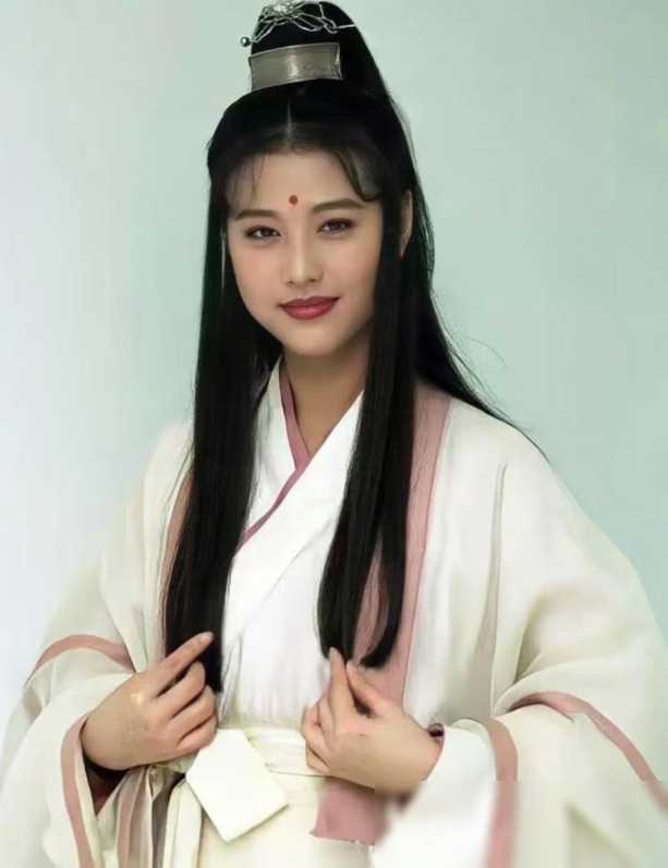 周海媚墓地环境优美,周芷若画像刻碑上,低调不铺张浪费