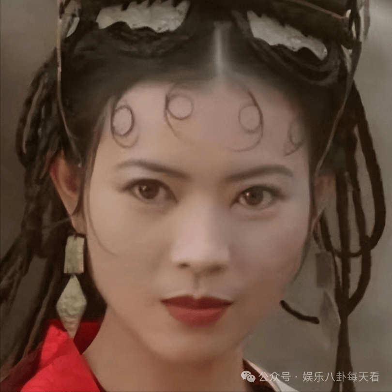 此时的蓝洁瑛已是头发花白,疯疯癫癫的模样.