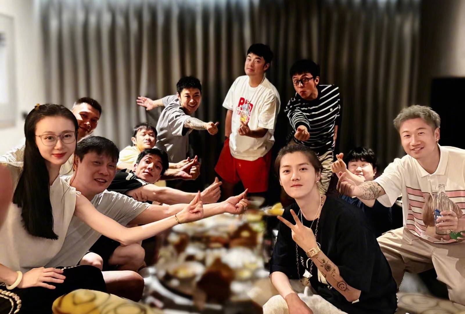 易建联还附上了众人为鹿晗庆生的合影,在合影中,范志毅,陈赫,荣昊