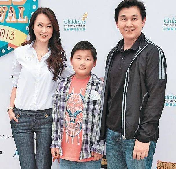 90年代女神返港行李失踪 怒斥国泰航空_童爱玲_妈妈_儿子