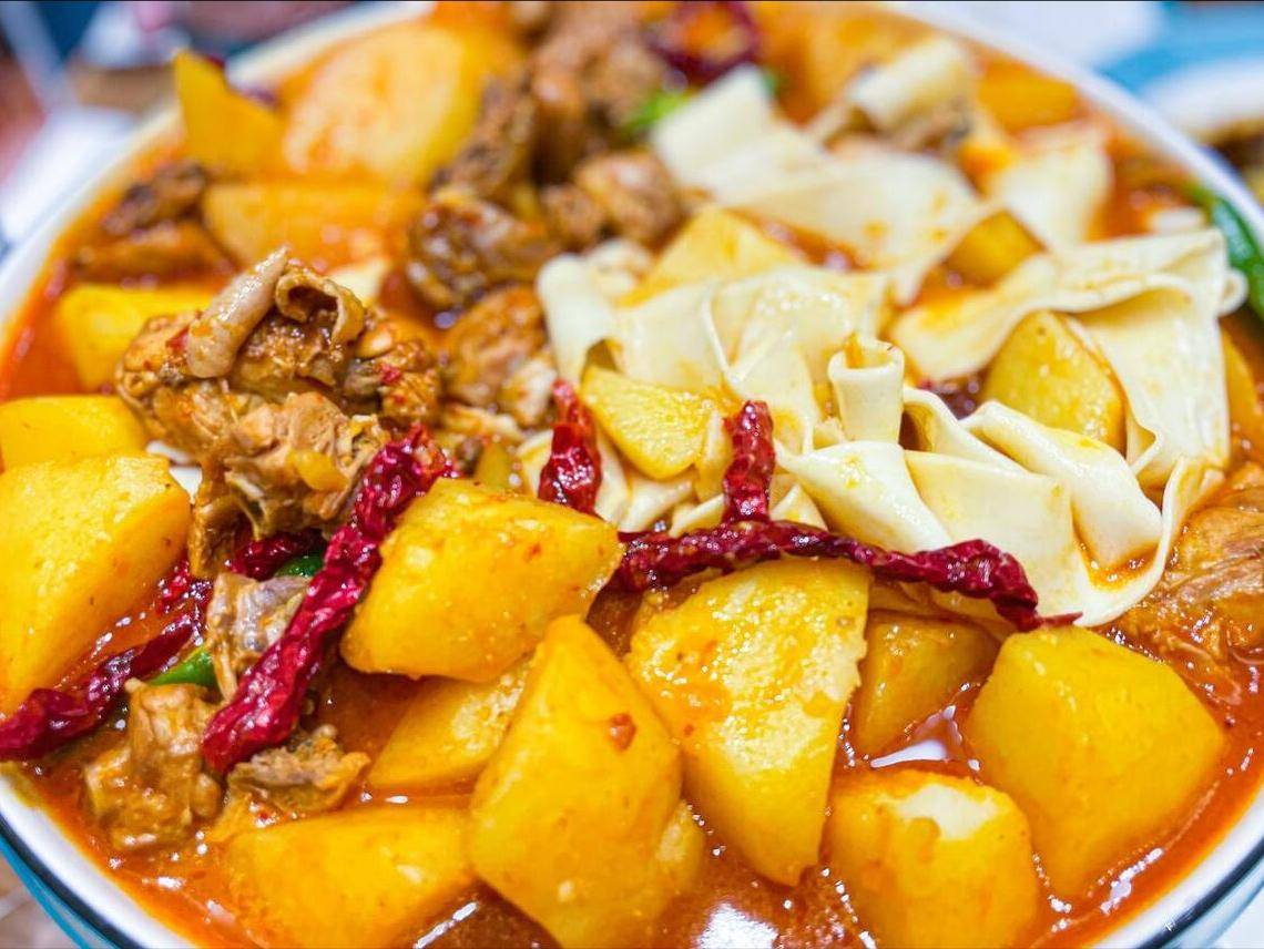 聊聊新疆,那些有争议够神秘的美食,让你一边流口水一边涨知识_烤包子