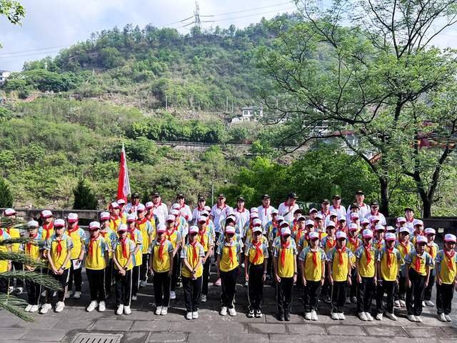 王茂老师及时做了简单了解,然后向同学们转述了红军后代家的长征故事