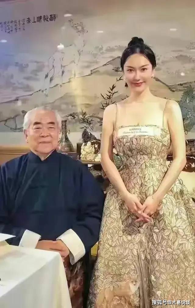 范曾婚后和老婆徐萌一起作画,徐萌一旁太细心,范曾画作价格大涨