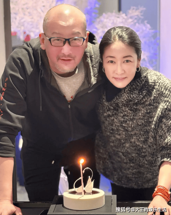 管虎夫妇现身北影节,全程手牵手好甜,52岁梁静一袭长裙漂亮大气