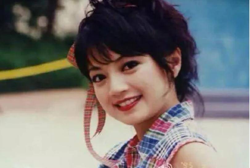 做生意欠下巨债,她伪造收据套取现金,携子女移居国外,事出有因_杨婉仪