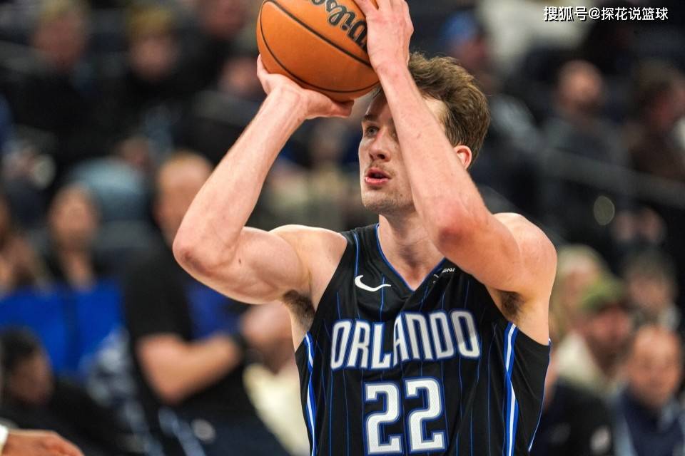 班凯罗24 7 9失误!黑马14分完败,米切尔狂