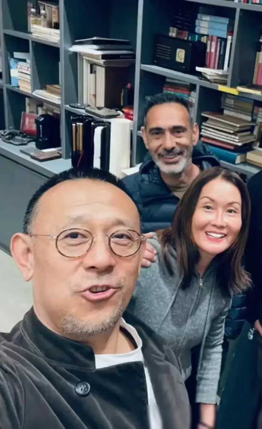 不止如此,姜文的弟弟姜武的女儿也是个厉害的存在,开了个人画展,还