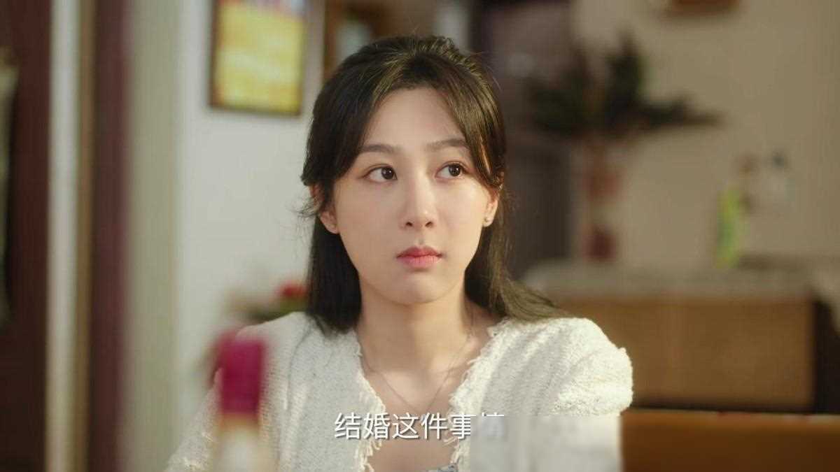 扫楼活动夜色中,杨紫穿搭惊艳四座,稚气未脱亦显绝美容颜