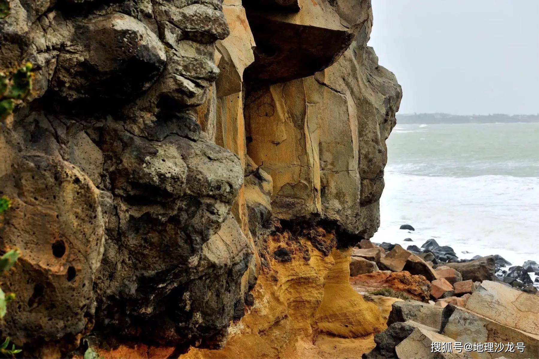 位于我国雷州半岛东侧海洋中的"硇洲岛",是我国第一大火山岛