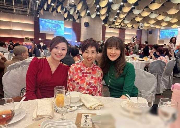 曾志伟慈善宴女儿素颜出席,王敏奕淡妆迷人,小儿子亮相