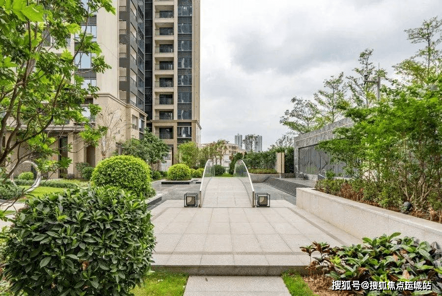 综上所述,深圳山水华庭作为一座城市生活贴心选择的住宅项目,不仅交通