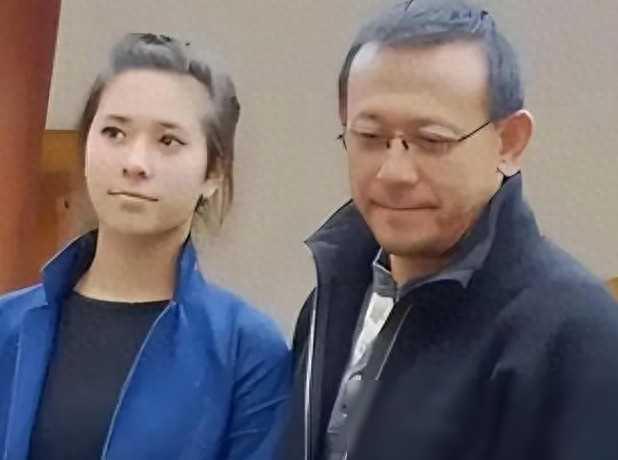 姜文一家四口同框,周韵显老态引关注,两个儿子颜值一般