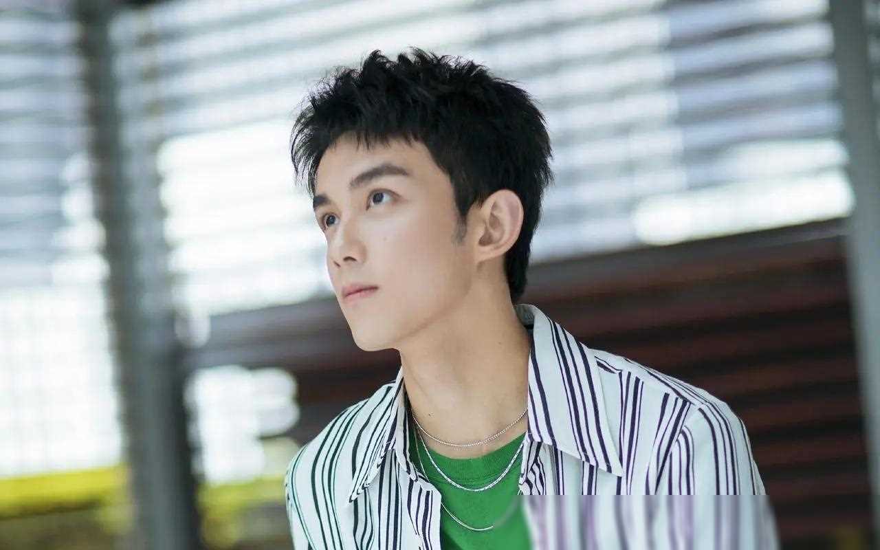 吴磊骑行剧照,半裸上身,腹肌肱二头肌超性感,引爆青春荷尔蒙