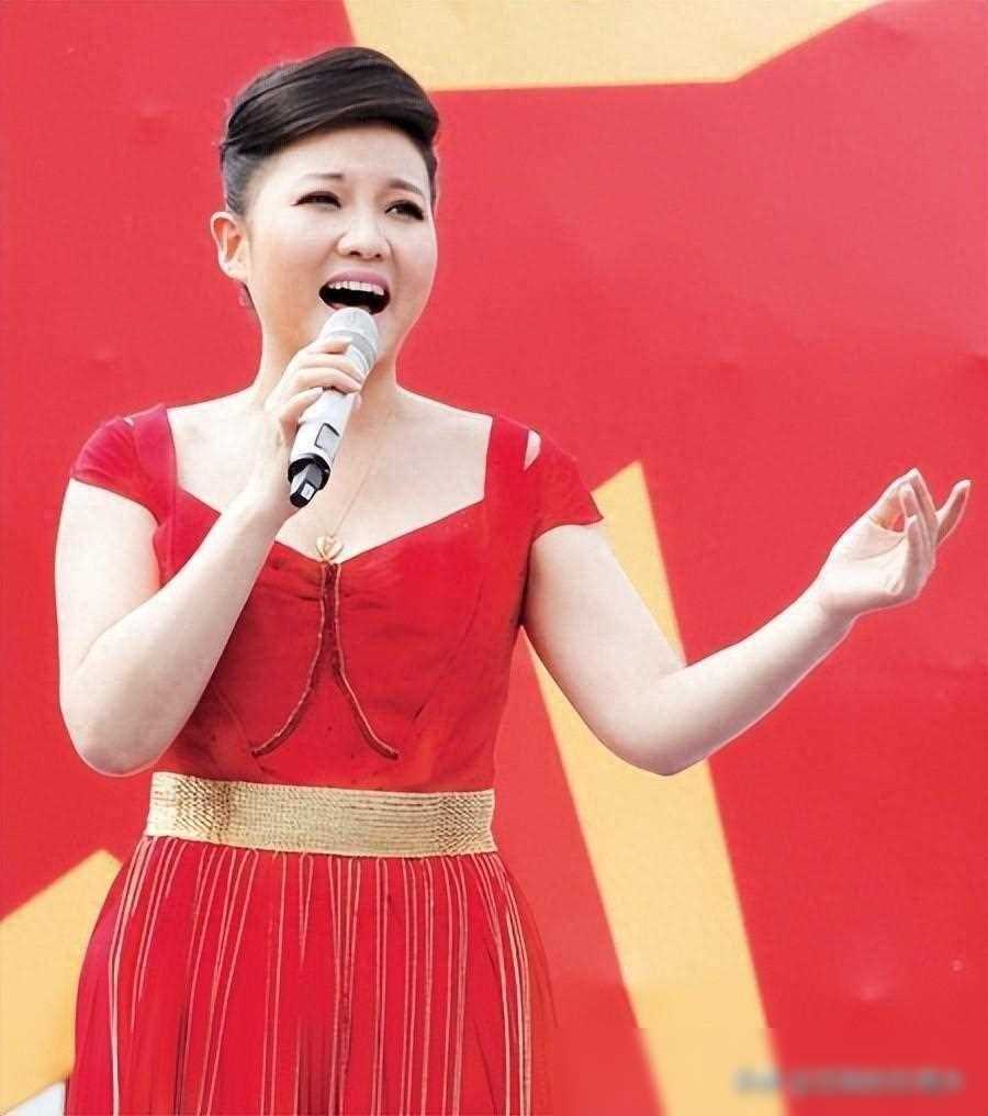 三位身材丰满,长相甜美的军旅女歌手,你更倾心谁?