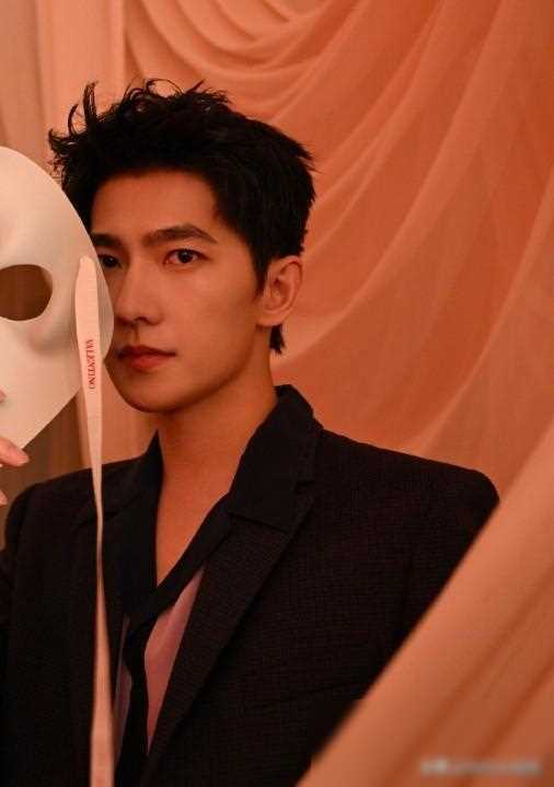 杨洋去油成功!华伦天奴晚宴,颜值爆表,网友惊艳!