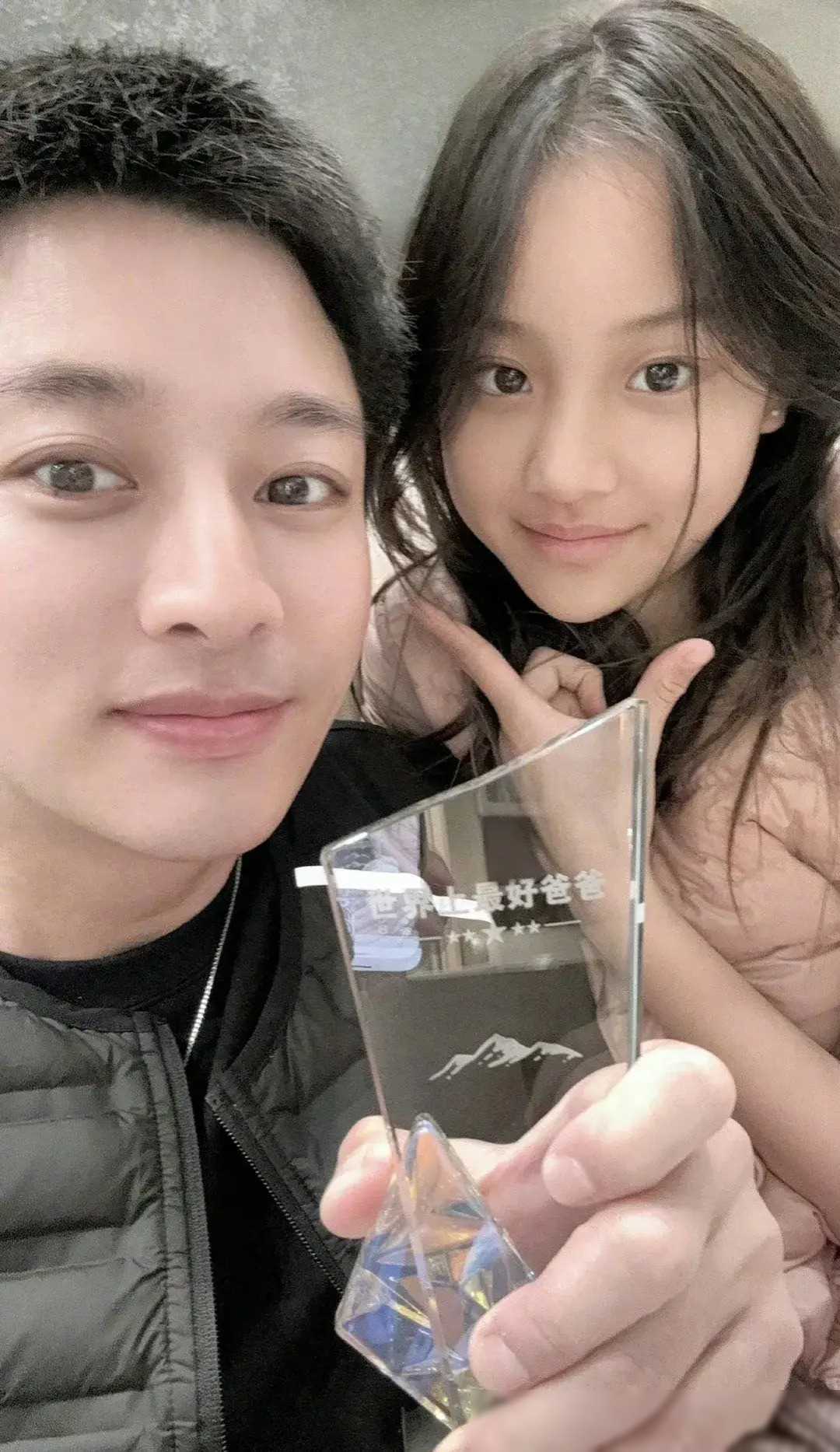 甜馨与贾乃亮庆生有爱瞬间:父女深情合影,奖杯见证父女情深