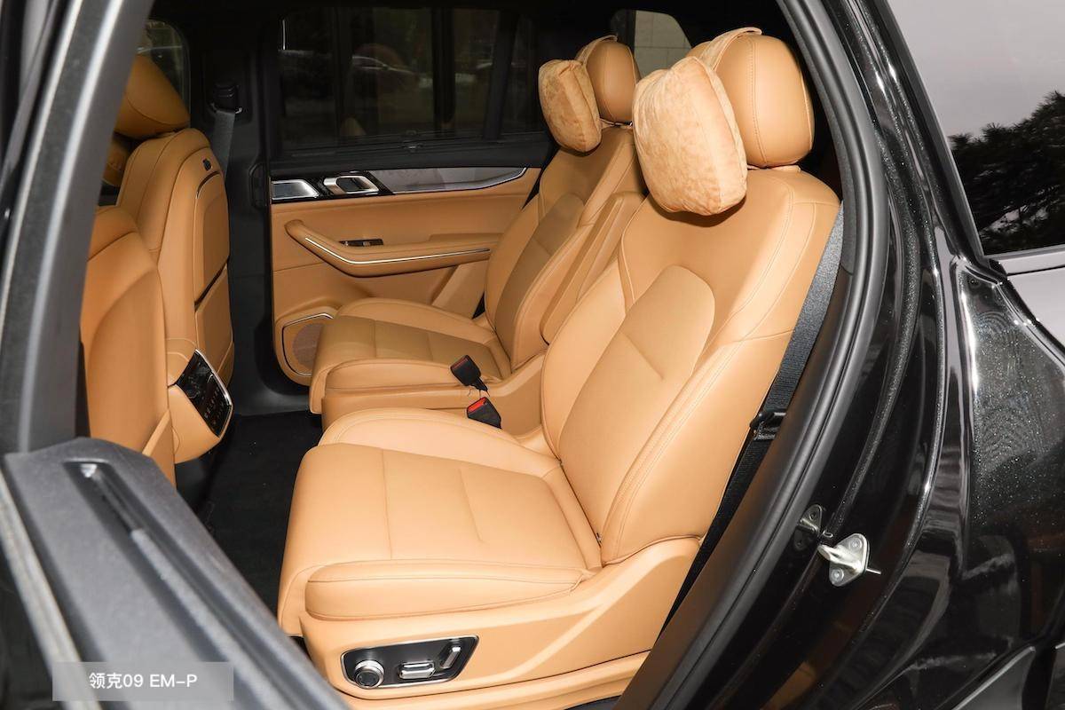 两款车均采用了全真皮电动方向盘 座椅布局,并为前两排座椅提供了电动