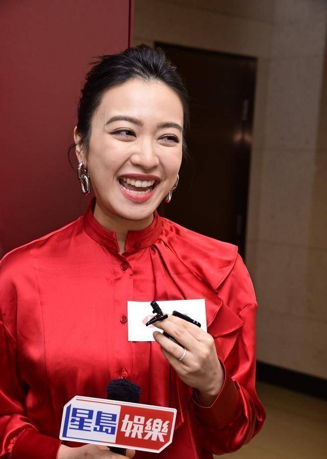 tvb花旦朱千雪挺8个多月大孕肚教课,网友:内娱花旦退下来能做啥