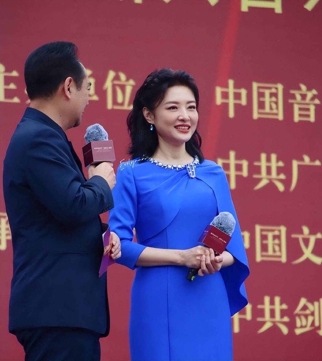 周涛:赴四川主持下基层慰问演出,出道29年首次以披肩发造型出镜