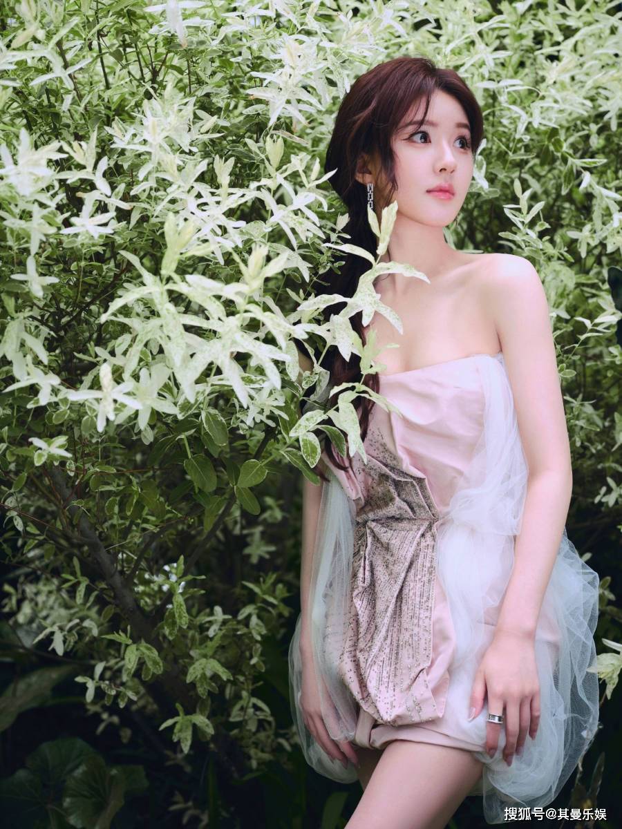 赵露思花园漫步,仙气飘飘如童话美人,雪白肌肤展露天使魅力_照片_成功