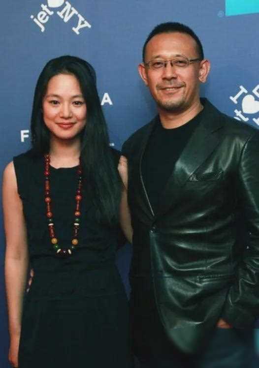 姜文一家四口同框!周韵断崖衰老引关注,儿子颜值引发争议