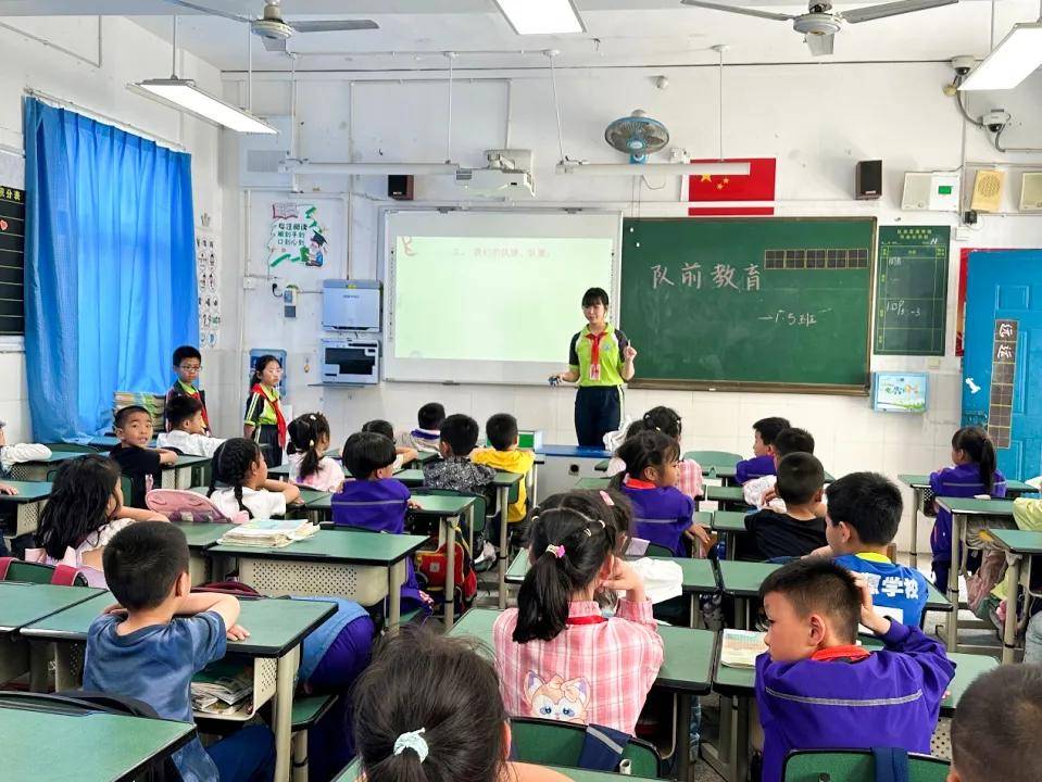 郫都区红光思源学校:筑梦红领巾,争做好队员