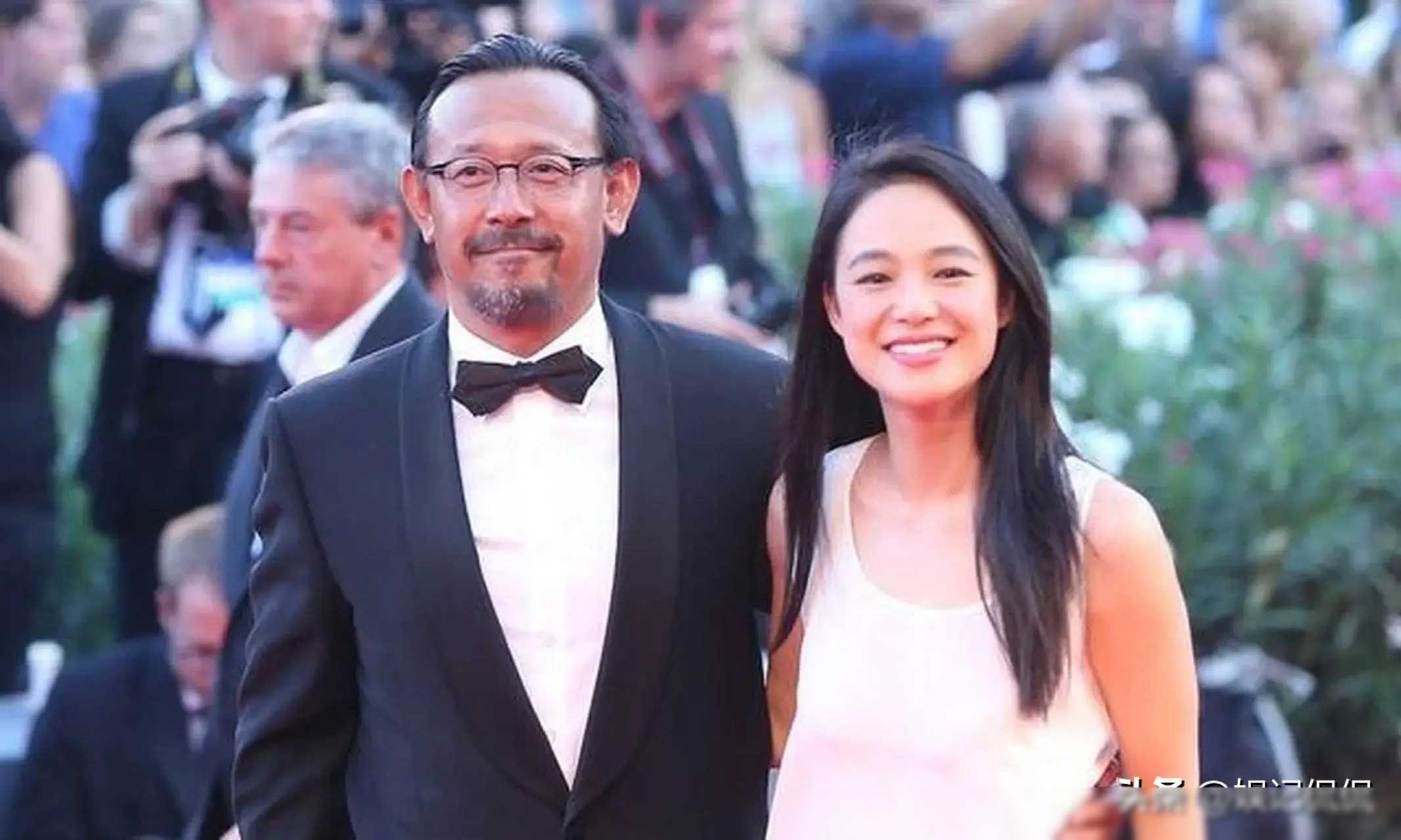 姜文一家四口同框,周韵岁略显衰老,与俩儿子颜值对比