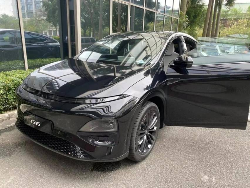 值得一提的是,比起其他品牌加价的"黑武士版"车型,小鹏g6暗夜版则不