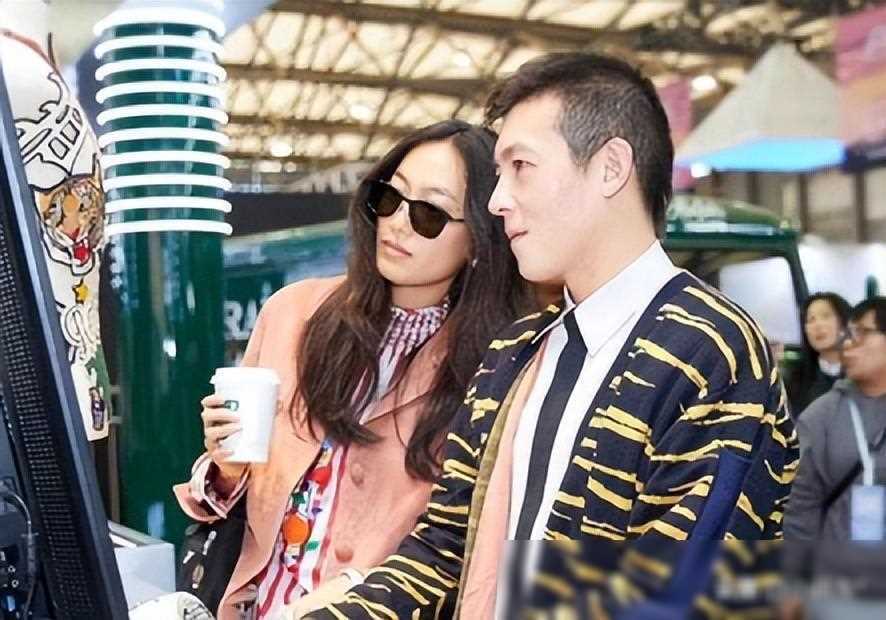 陈冠希与华谊董事长妻子街头热吻,引发舆论热议_秦舒培_爱情_赵磊