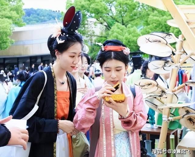 惊叹,汉服可以这么时尚!2024国丝汉服节,汉服的华彩乐章