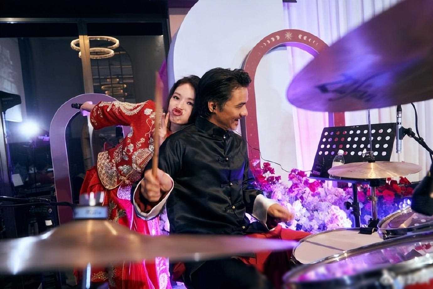 舒淇晒照庆结婚纪念日,派对宛如婚礼,拥吻冯德伦,甜蜜爆棚!