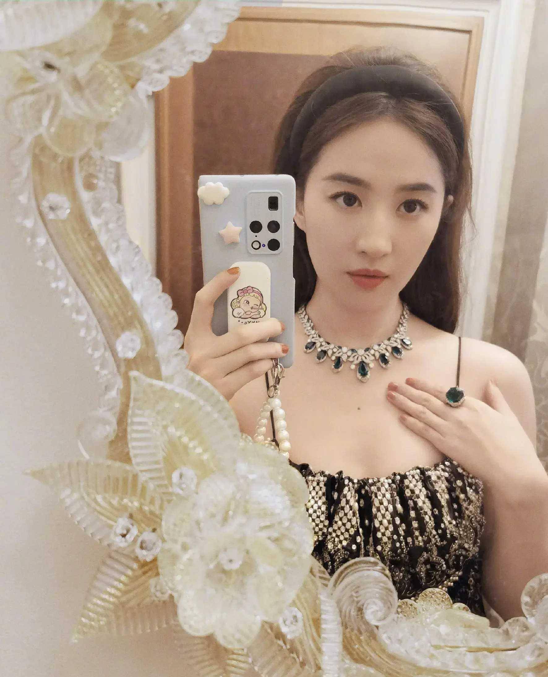 刘亦菲晒库存,事业线吸睛!内娱唯一被忽略身材的美女明星